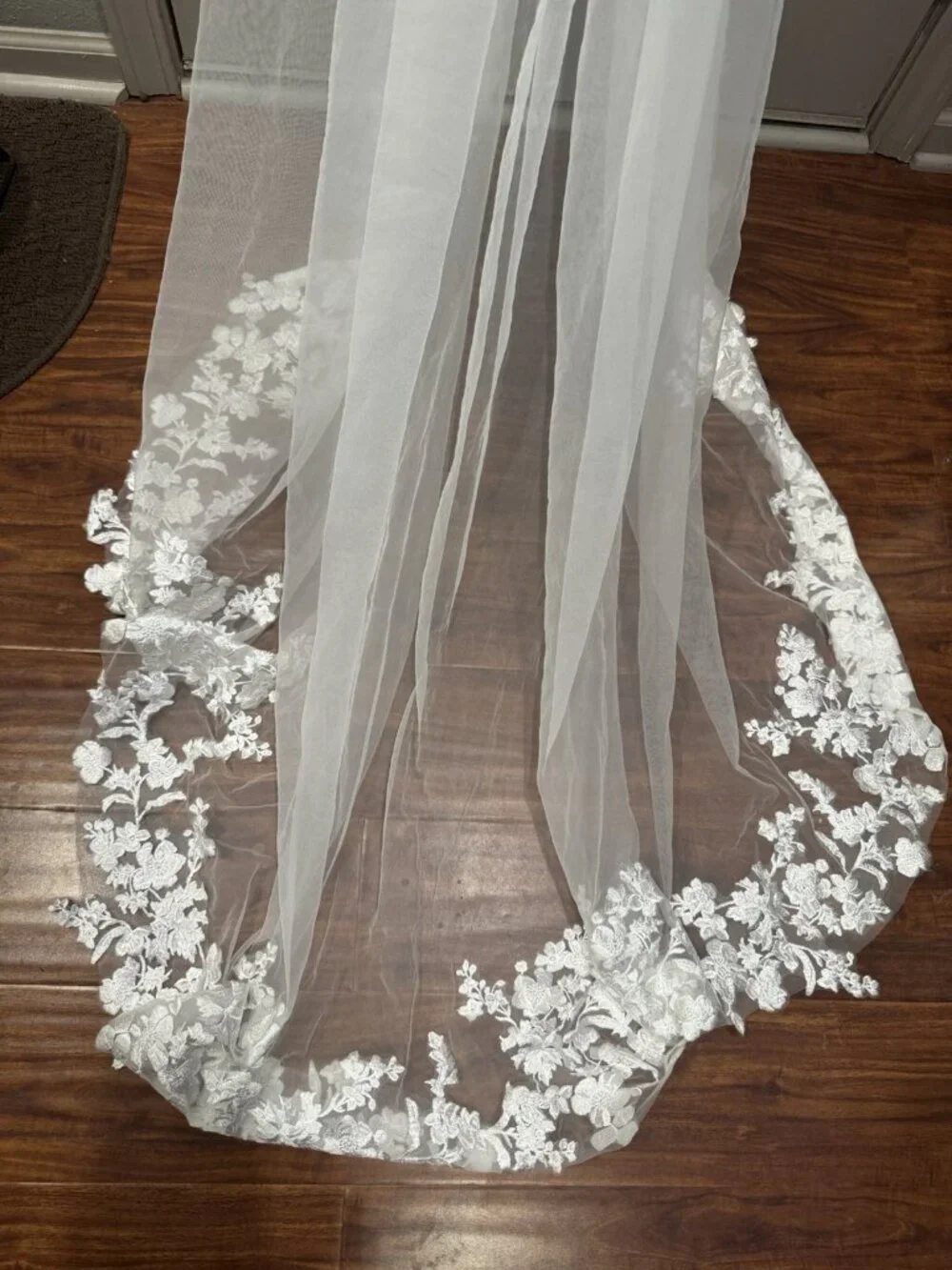 Bridal Applique Veil 1 Layer Lace Embroidered Edge Cathedral Wedding Veil NEW